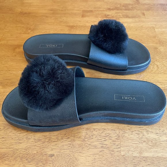 NWOT Size 6 black Yoki slide sandal with black pom-pom - Picture 3 of 4